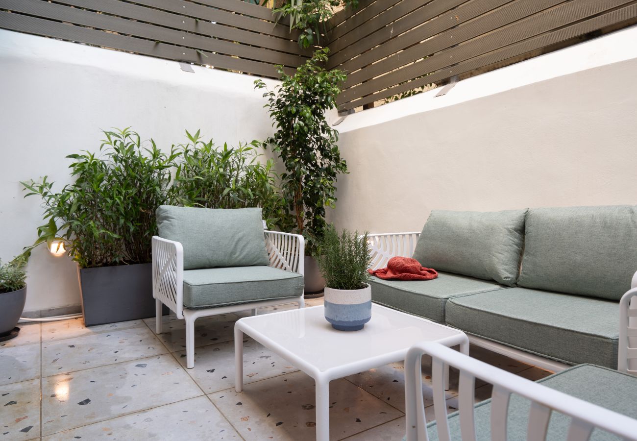 Apartment in Athens - Acropolis walk • Private Patio Gem w/Rooftop