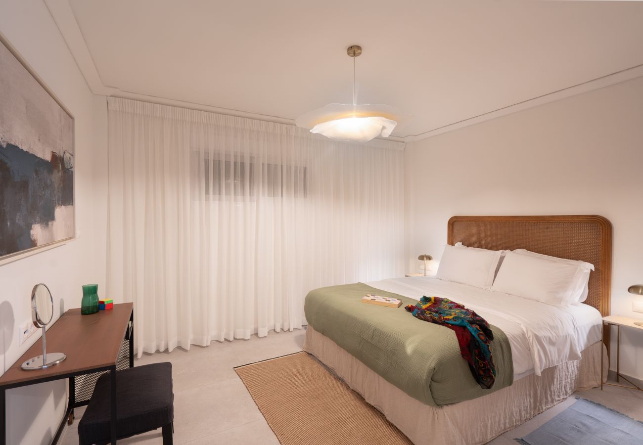 Apartment in Athens - Acropolis walk • Private Patio Gem w/Rooftop