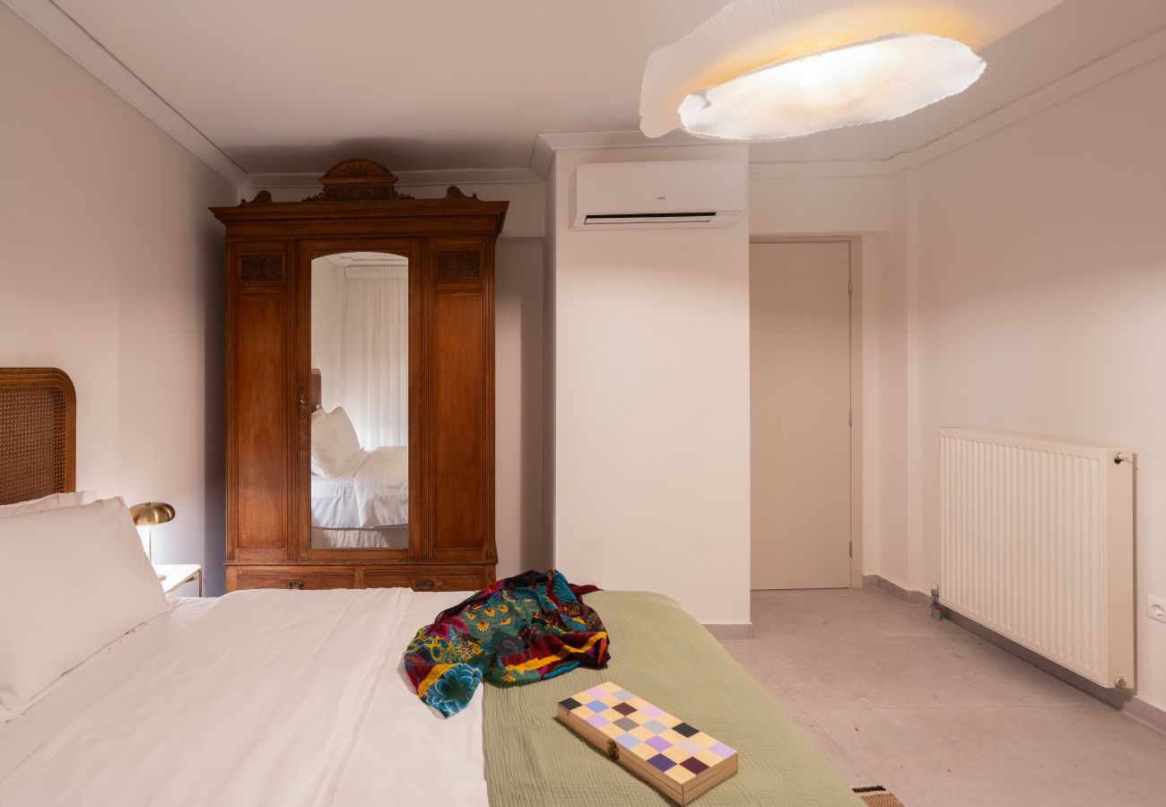 Apartment in Athens - Acropolis walk • Private Patio Gem w/Rooftop