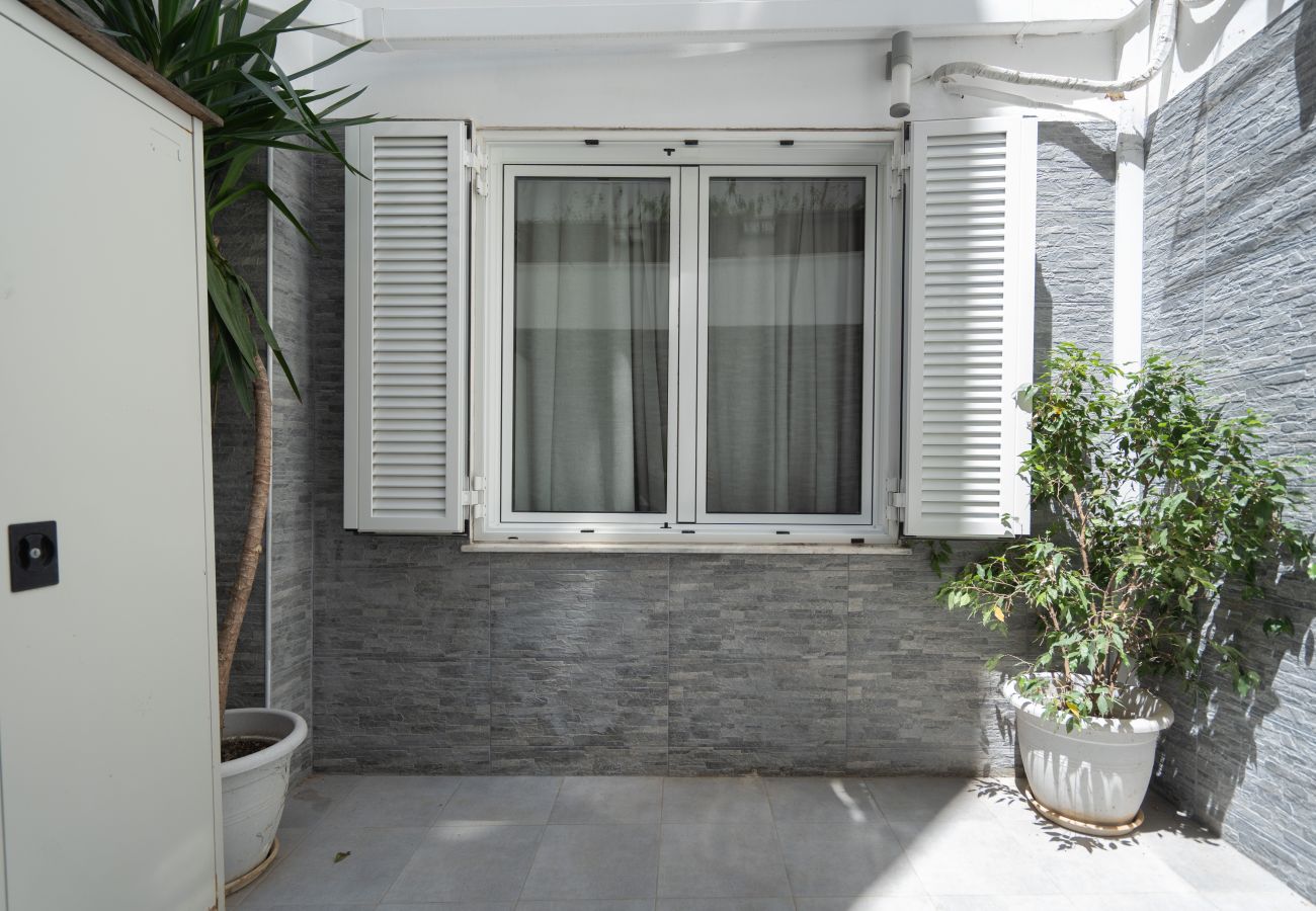 Apartment in Athens - 1BR Apt w/ Backyard in Plaka |10' From Acropolis