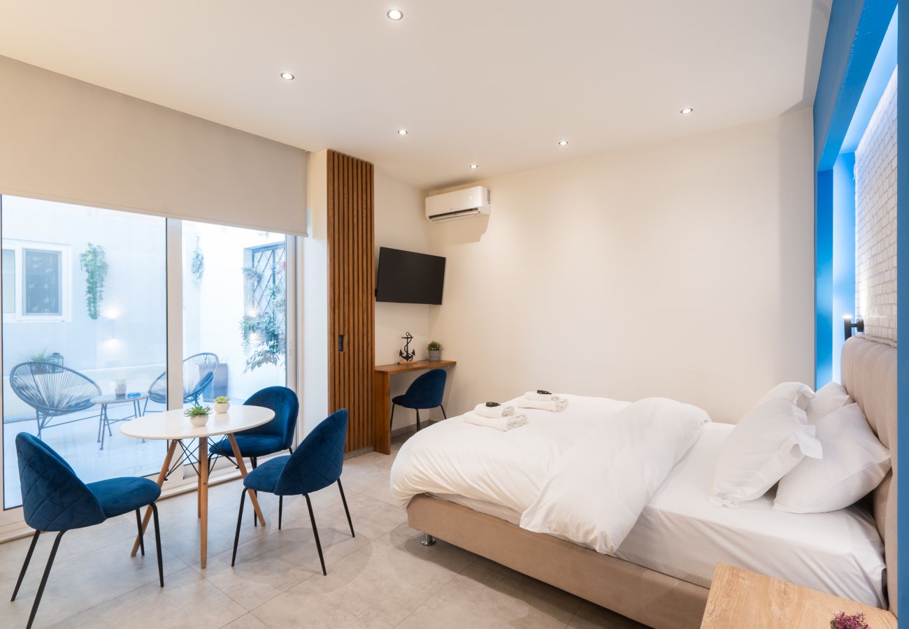Apartment in Athens - Luxury Studio w/ Backyard Near Plaka & Acropolis 3