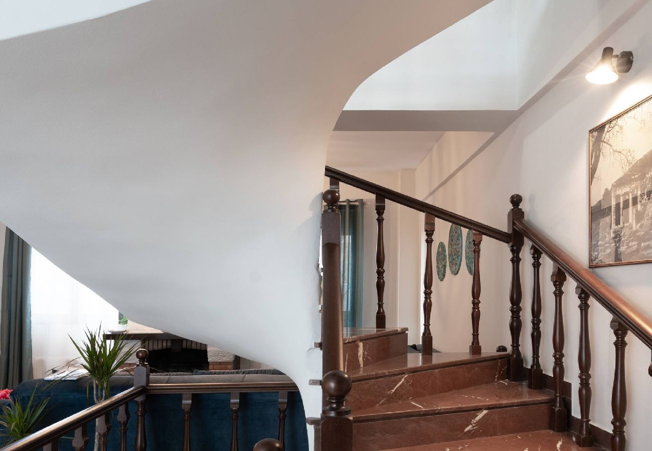 House in Athens - 3BR Private House w/ 3 Bathrooms & Amazing Balcony