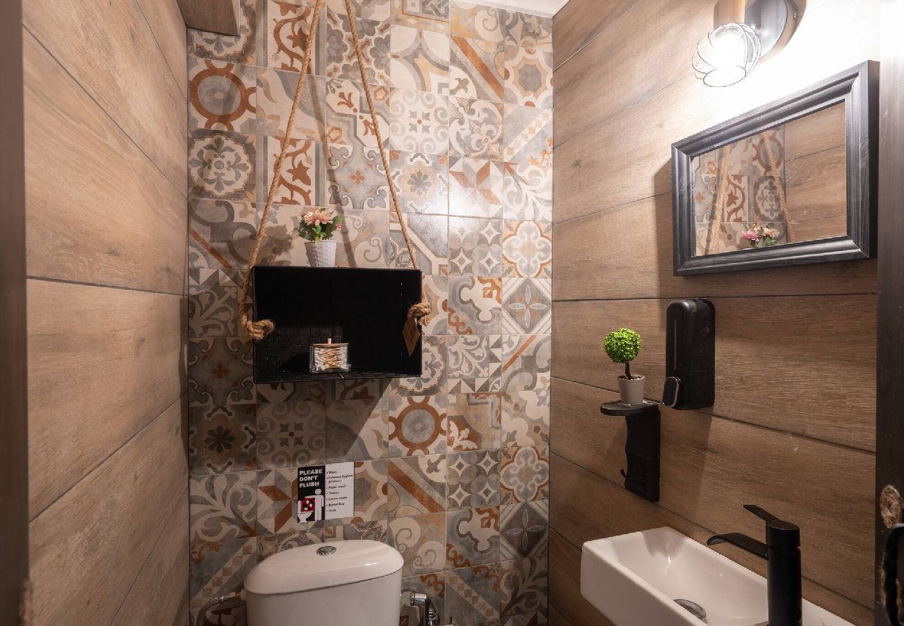 House in Athens - 3BR Private House w/ 3 Bathrooms & Amazing Balcony