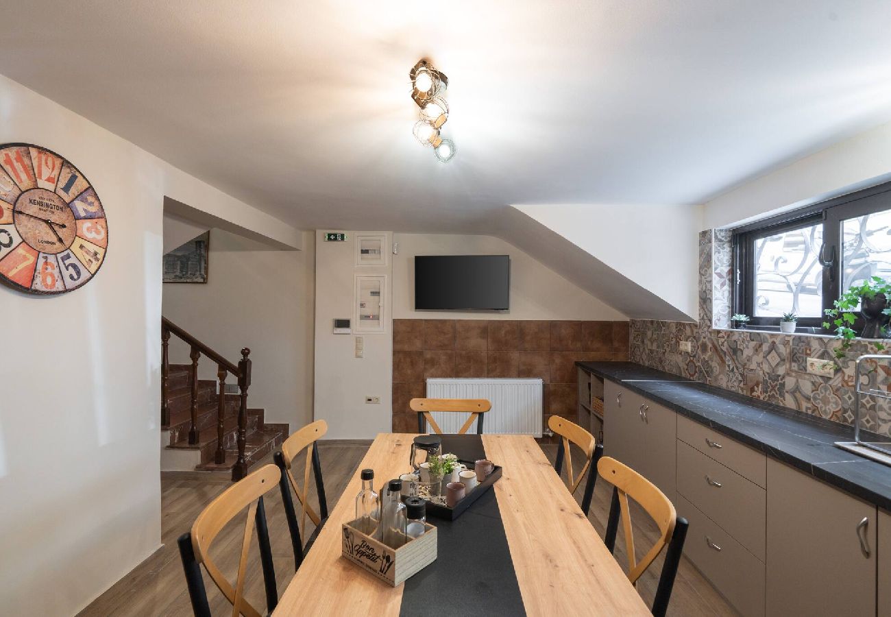 House in Athens - 3BR Private House w/ 3 Bathrooms & Amazing Balcony