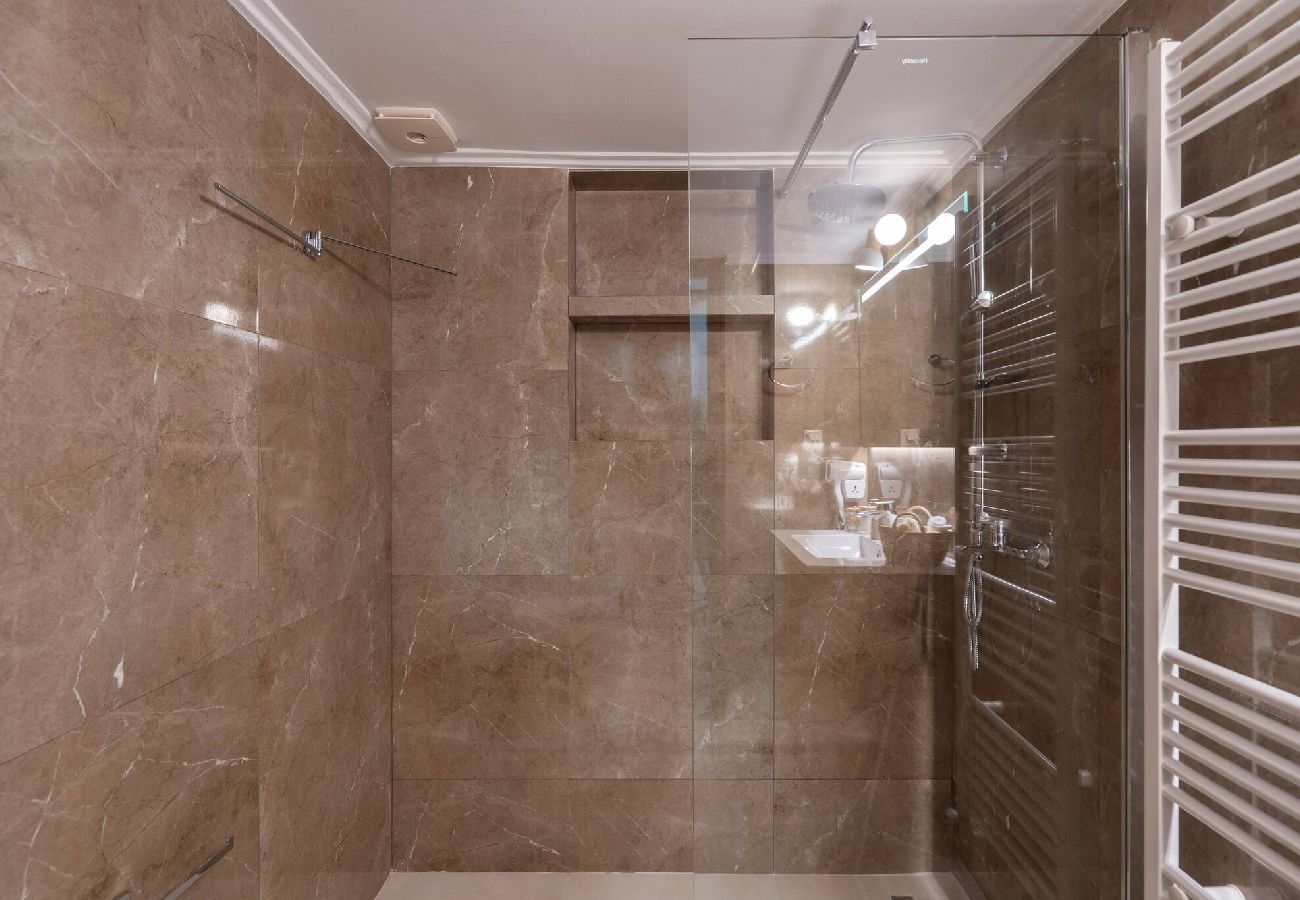 House in Athens - 3BR Private House w/ 3 Bathrooms & Amazing Balcony