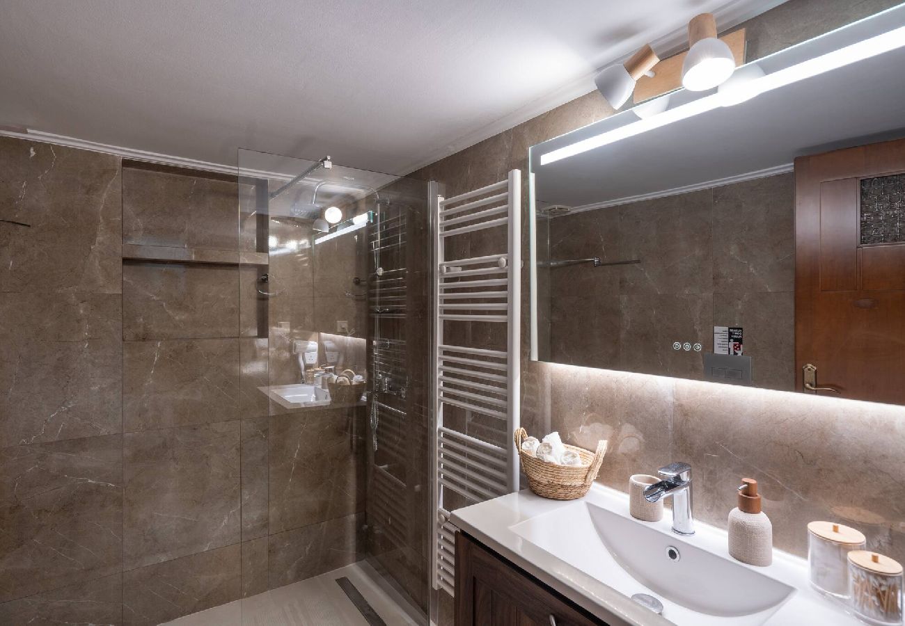 House in Athens - 3BR Private House w/ 3 Bathrooms & Amazing Balcony