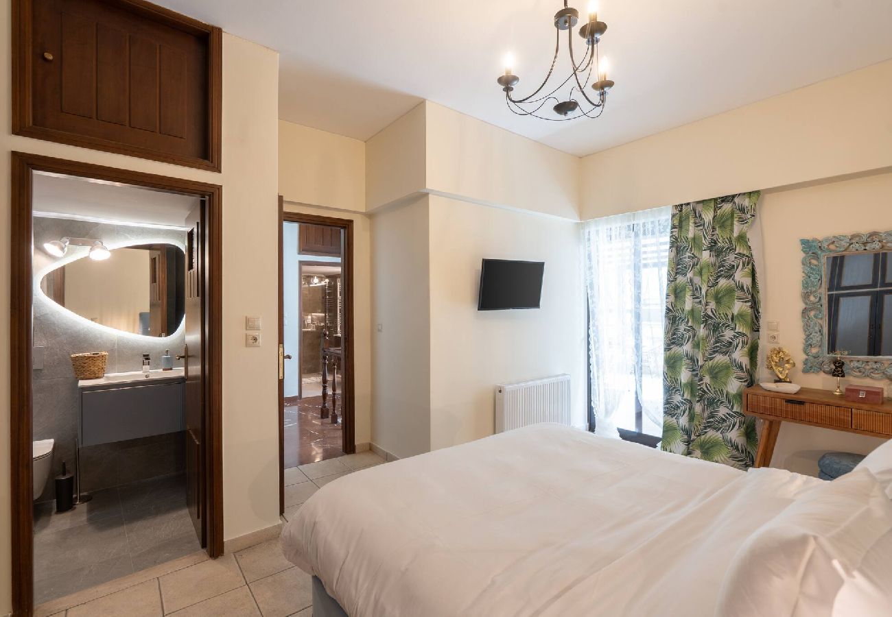 House in Athens - 3BR Private House w/ 3 Bathrooms & Amazing Balcony