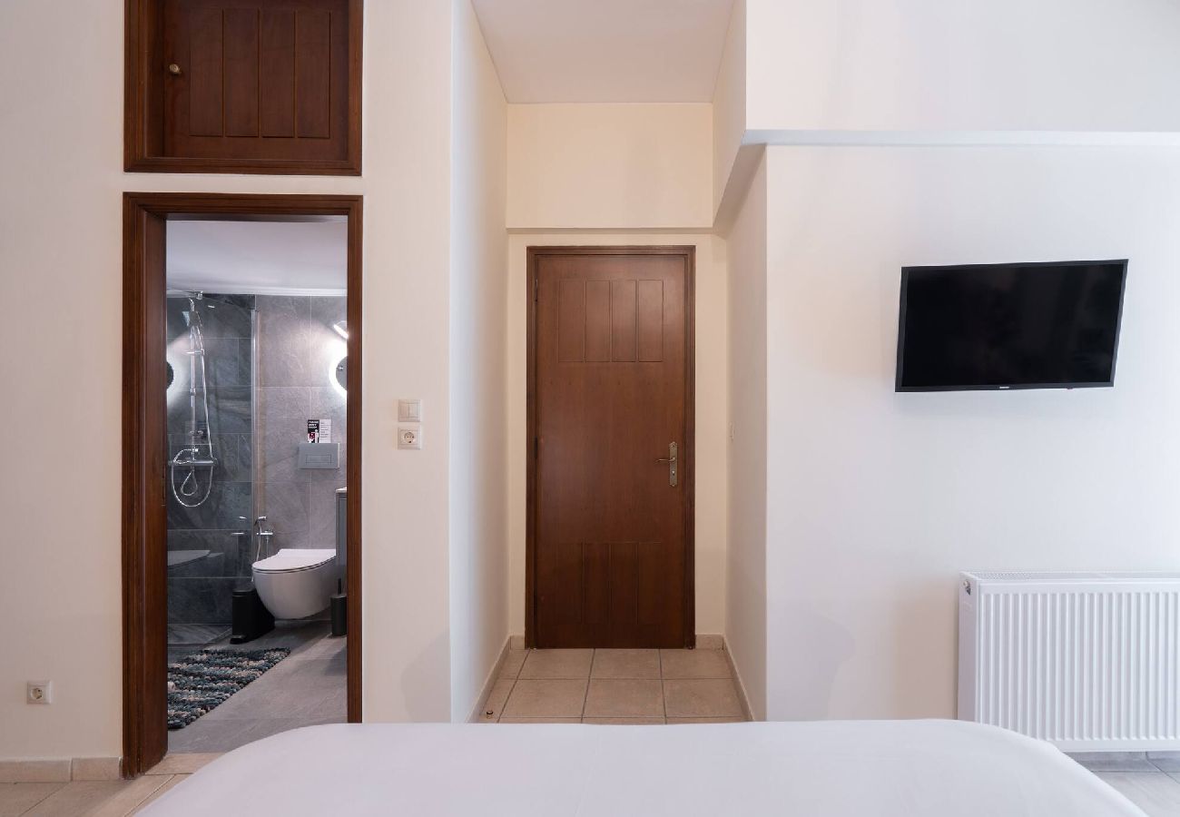 House in Athens - 3BR Private House w/ 3 Bathrooms & Amazing Balcony