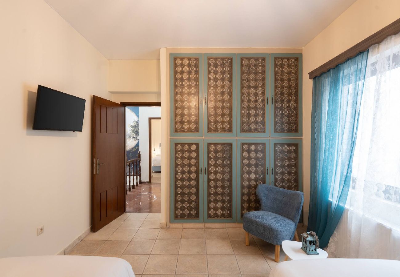 House in Athens - 3BR Private House w/ 3 Bathrooms & Amazing Balcony
