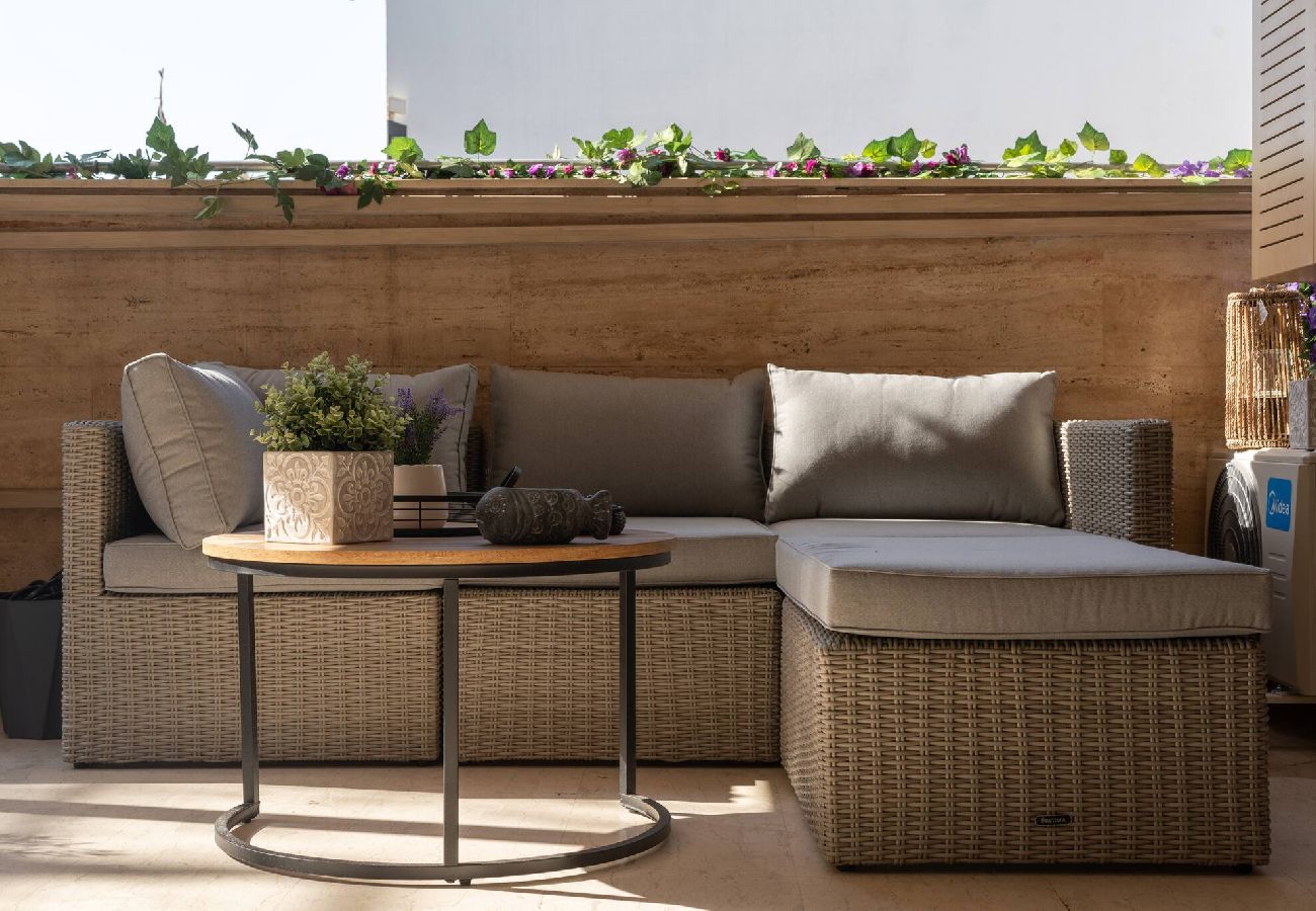 House in Athens - 3BR Private House w/ 3 Bathrooms & Amazing Balcony