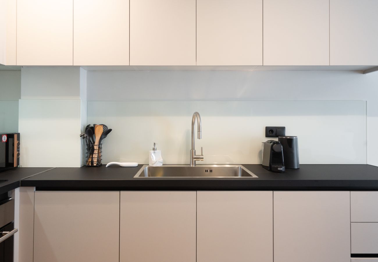 Apartment in Athens - Stylish 2BR Apt | Rooftop w/ Sauna & Views / Gym 