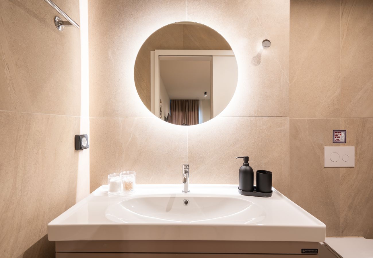 Apartment in Athens - Stylish 2BR Apt | Rooftop w/ Sauna & Views / Gym 