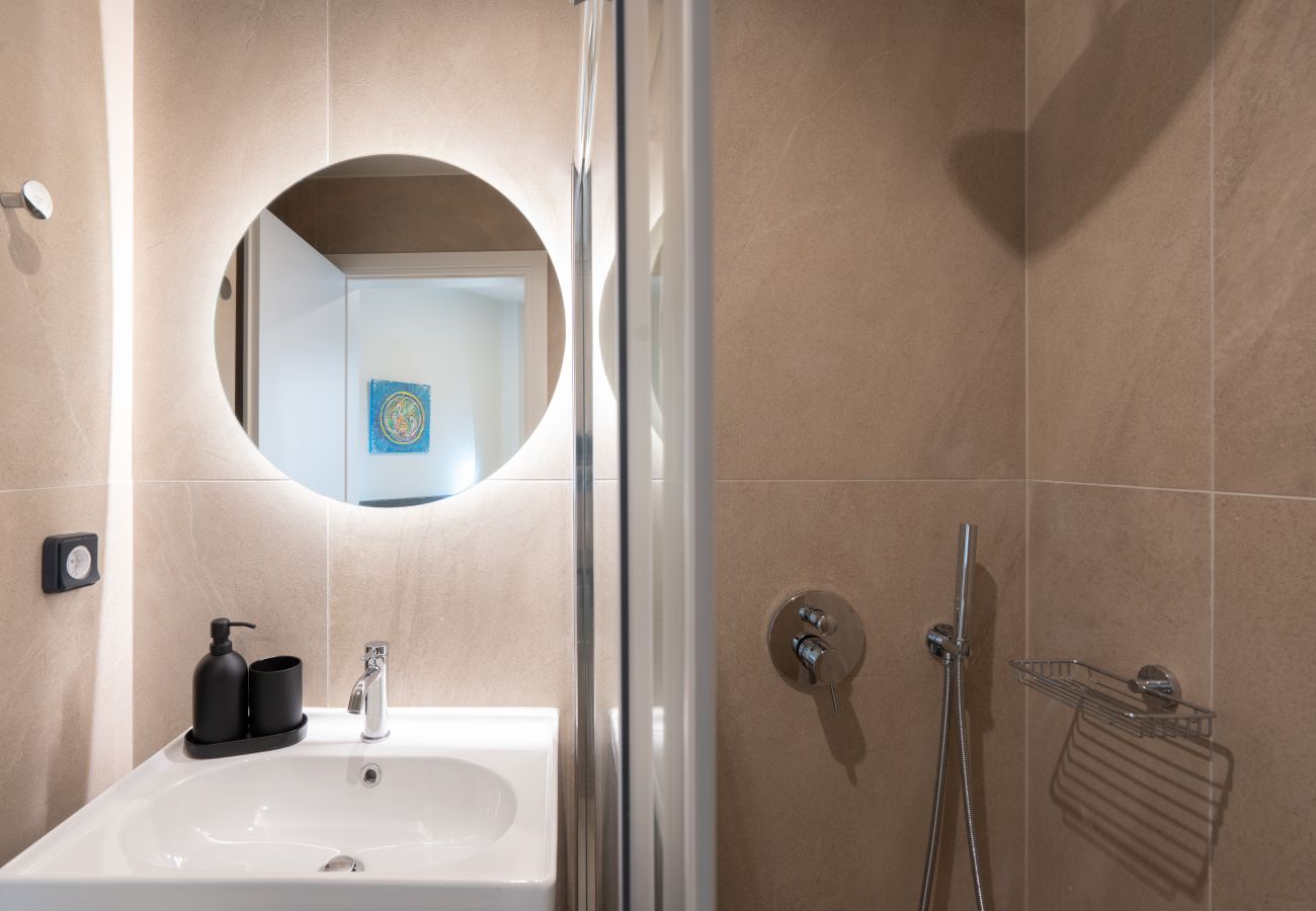 Apartment in Athens - Stylish 2BR Apt | Rooftop w/ Sauna & Views / Gym 