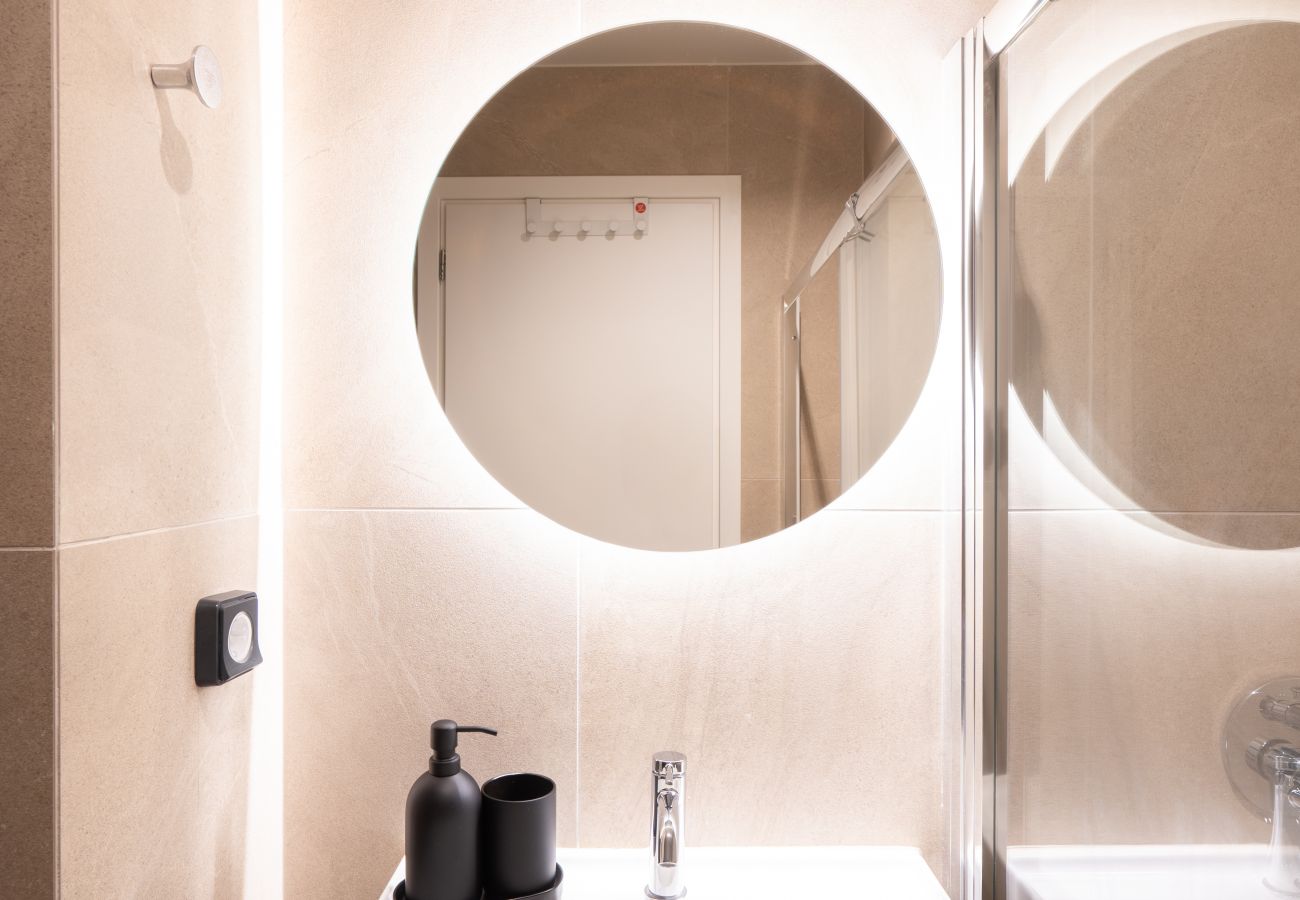 Apartment in Athens - Stylish 2BR Apt | Rooftop w/ Sauna & Views / Gym 