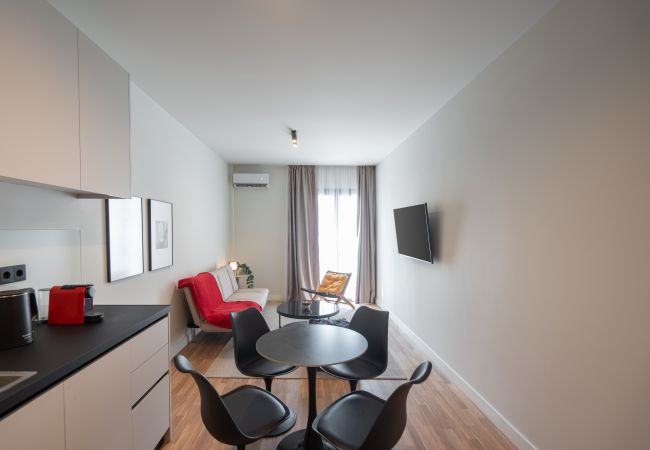 Apartment in Athens - 2BR Gem Apt Access To Rooftop w/ Sauna & Gym