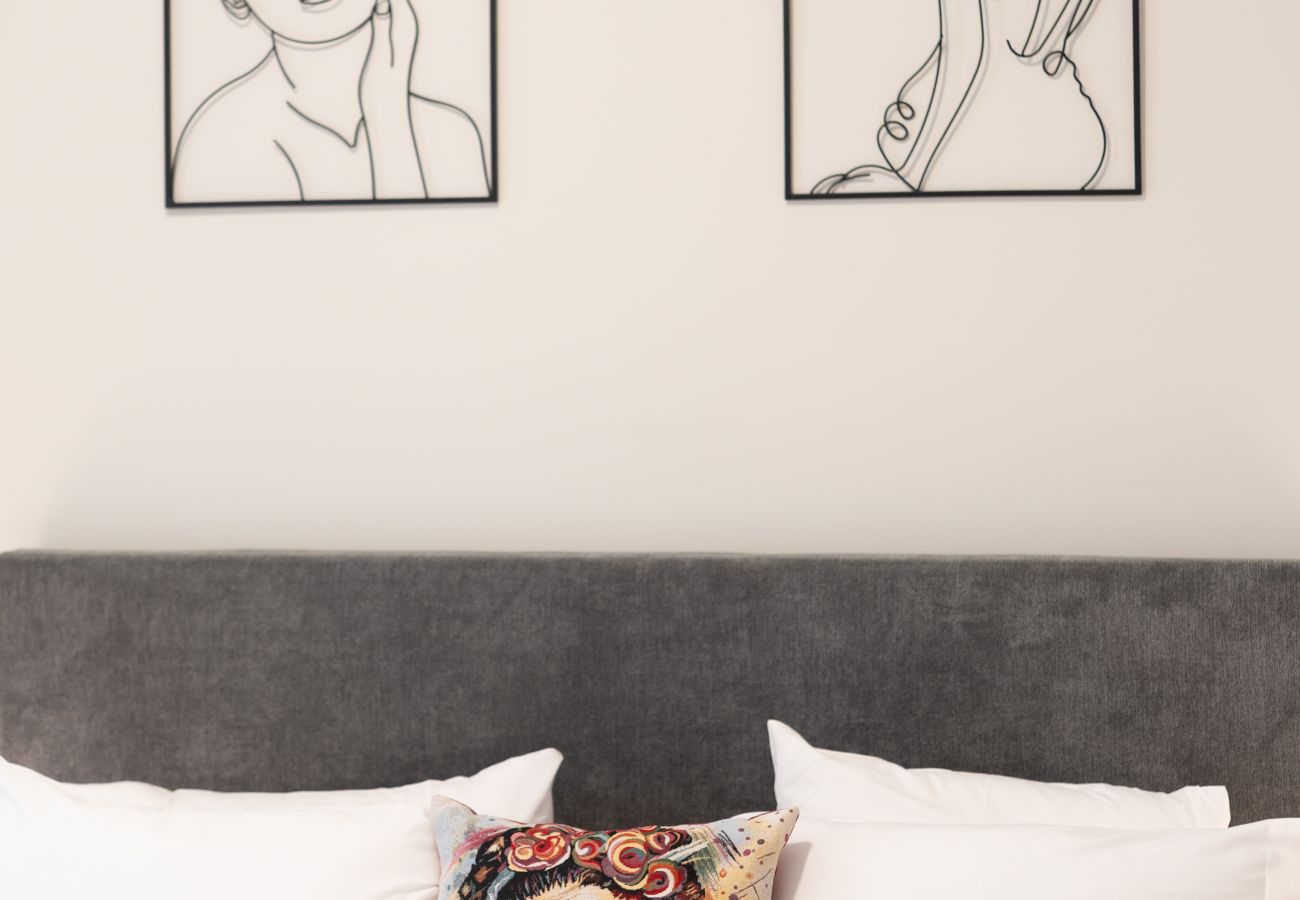 Apartment in Athens - 2BR Gem Apt Access To Rooftop w/ Sauna & Gym
