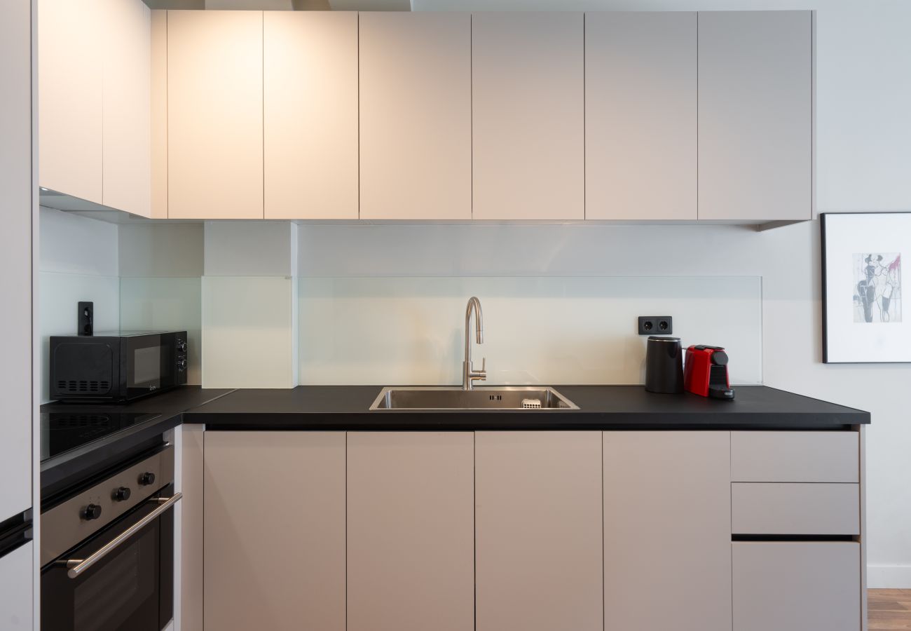 Apartment in Athens - 2BR Gem Apt Access To Rooftop w/ Sauna & Gym