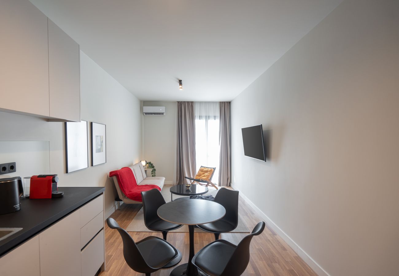 Apartment in Athens - 2BR Gem Apt Access To Rooftop w/ Sauna & Gym