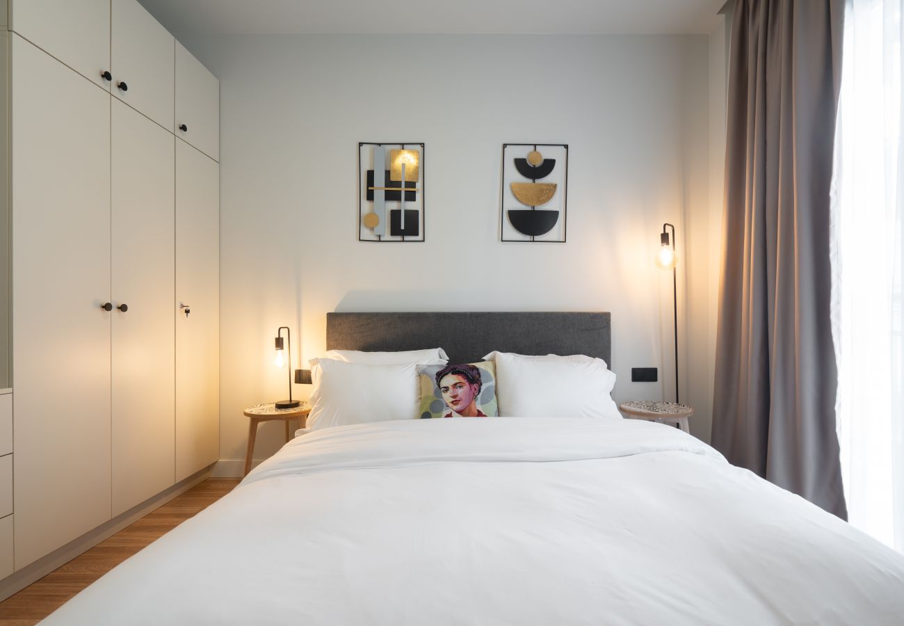 Apartment in Athens - 2BR Gem Apt Access To Rooftop w/ Sauna & Gym