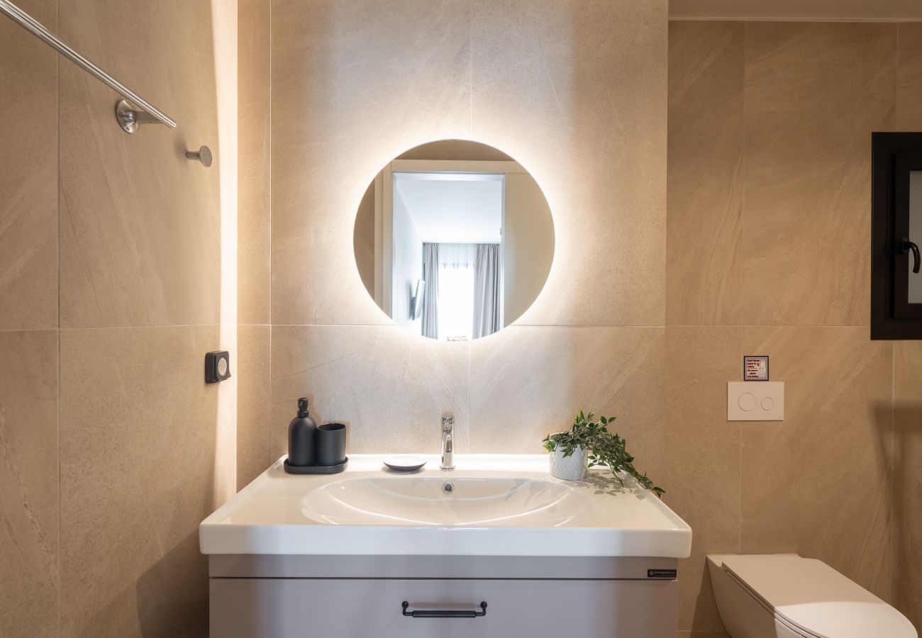 Apartment in Athens - 2BR Gem Apt Access To Rooftop w/ Sauna & Gym
