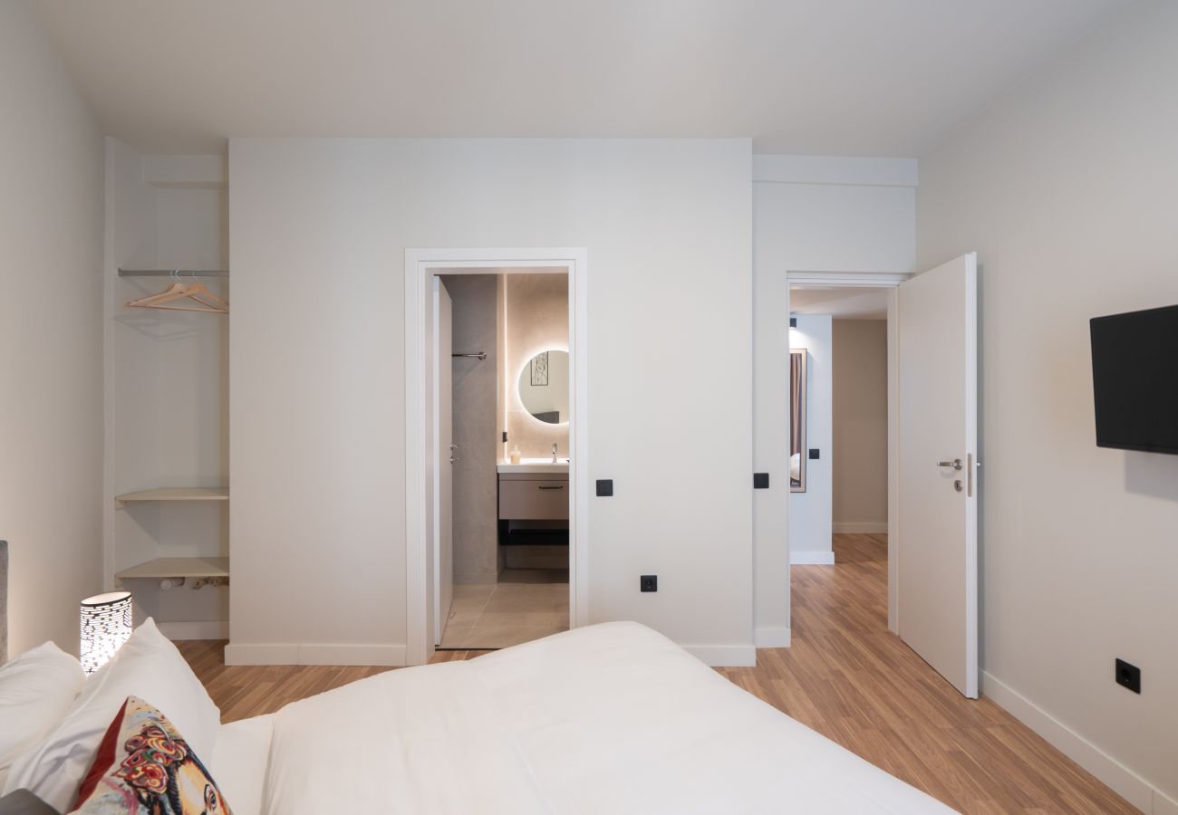 Apartment in Athens - 2BR Gem Apt Access To Rooftop w/ Sauna & Gym