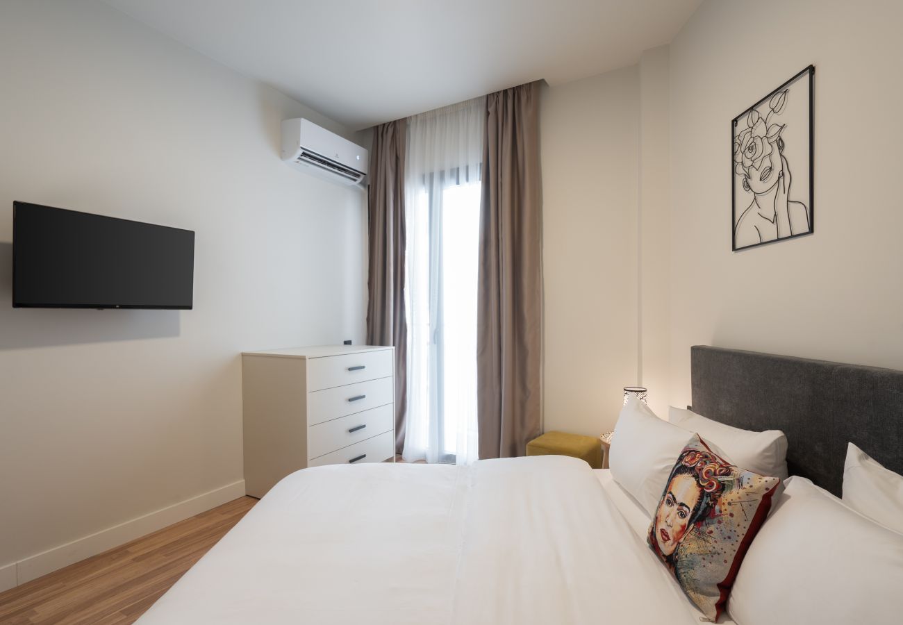 Apartment in Athens - 2BR Gem Apt Access To Rooftop w/ Sauna & Gym