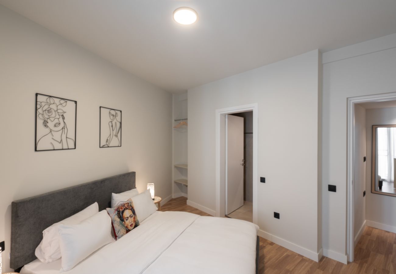 Apartment in Athens - 2BR Gem Apt Access To Rooftop w/ Sauna & Gym