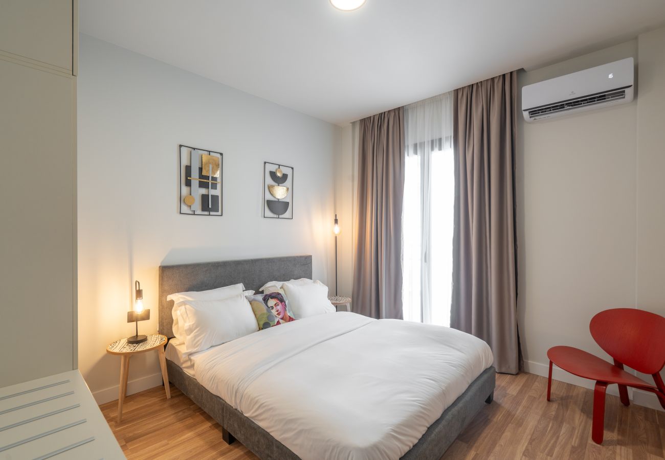 Apartment in Athens - 2BR Gem Apt Access To Rooftop w/ Sauna & Gym
