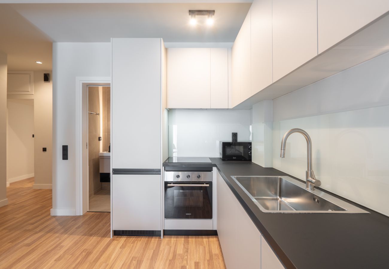 Apartment in Athens - 2BR Gem Apt Access To Rooftop w/ Sauna & Gym