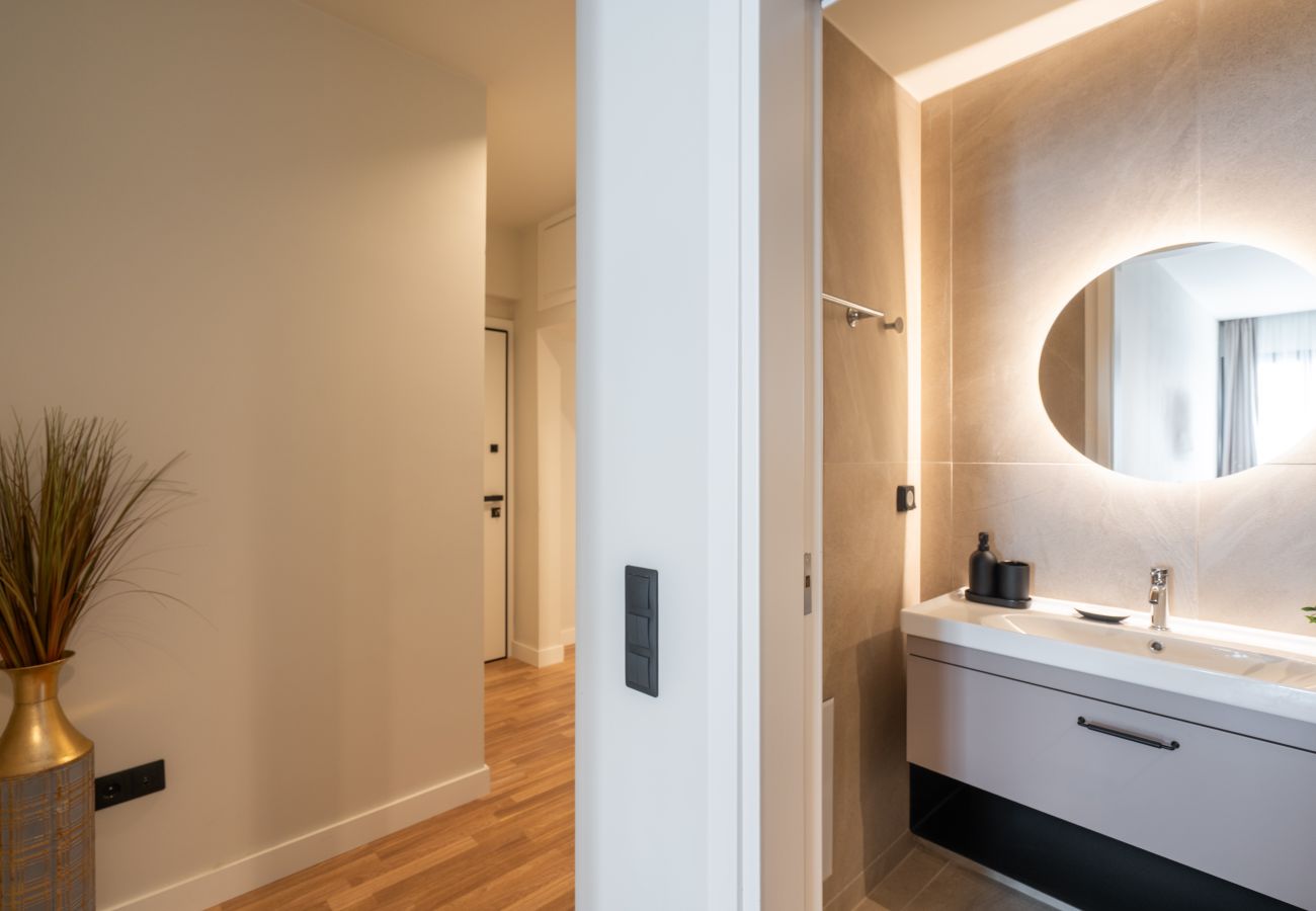 Apartment in Athens - 2BR Gem Apt Access To Rooftop w/ Sauna & Gym