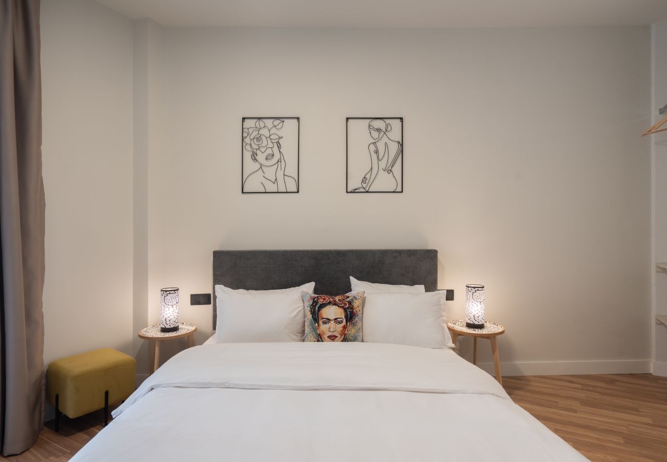 Apartment in Athens - 2BR Gem Apt Access To Rooftop w/ Sauna & Gym