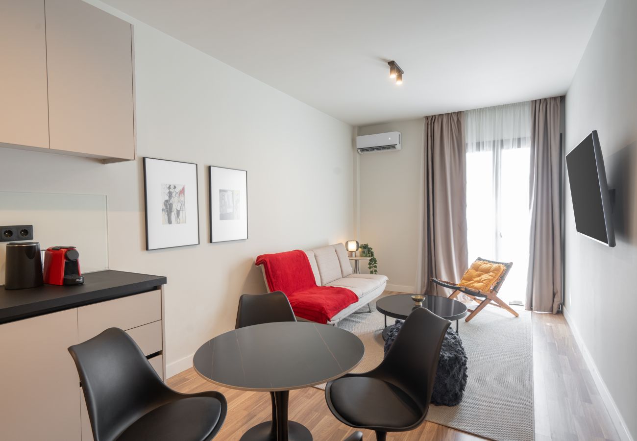 Apartment in Athens - 2BR Gem Apt Access To Rooftop w/ Sauna & Gym