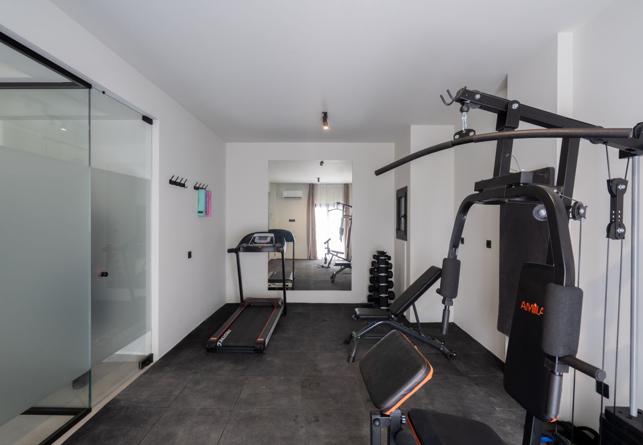 Apartment in Athens - 2BR Gem Apt Access To Rooftop w/ Sauna & Gym