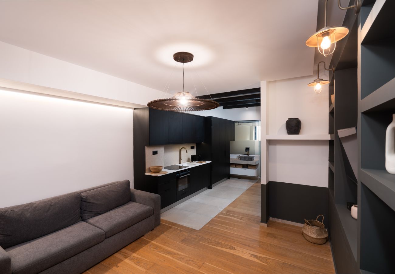 Apartment in Athens - 1BR Backyard Jacuzzi Retreat Near Acropolis