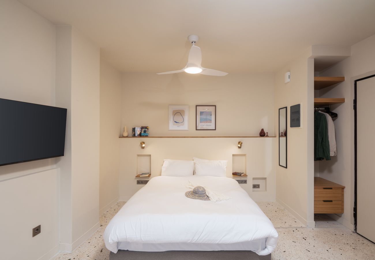 Apartment in Athens - Cozy Studio | Metro | Starlink + Rooftop Views |