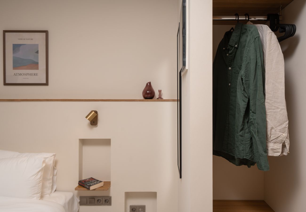 Apartment in Athens - Cozy Studio | Metro | Starlink + Rooftop Views |