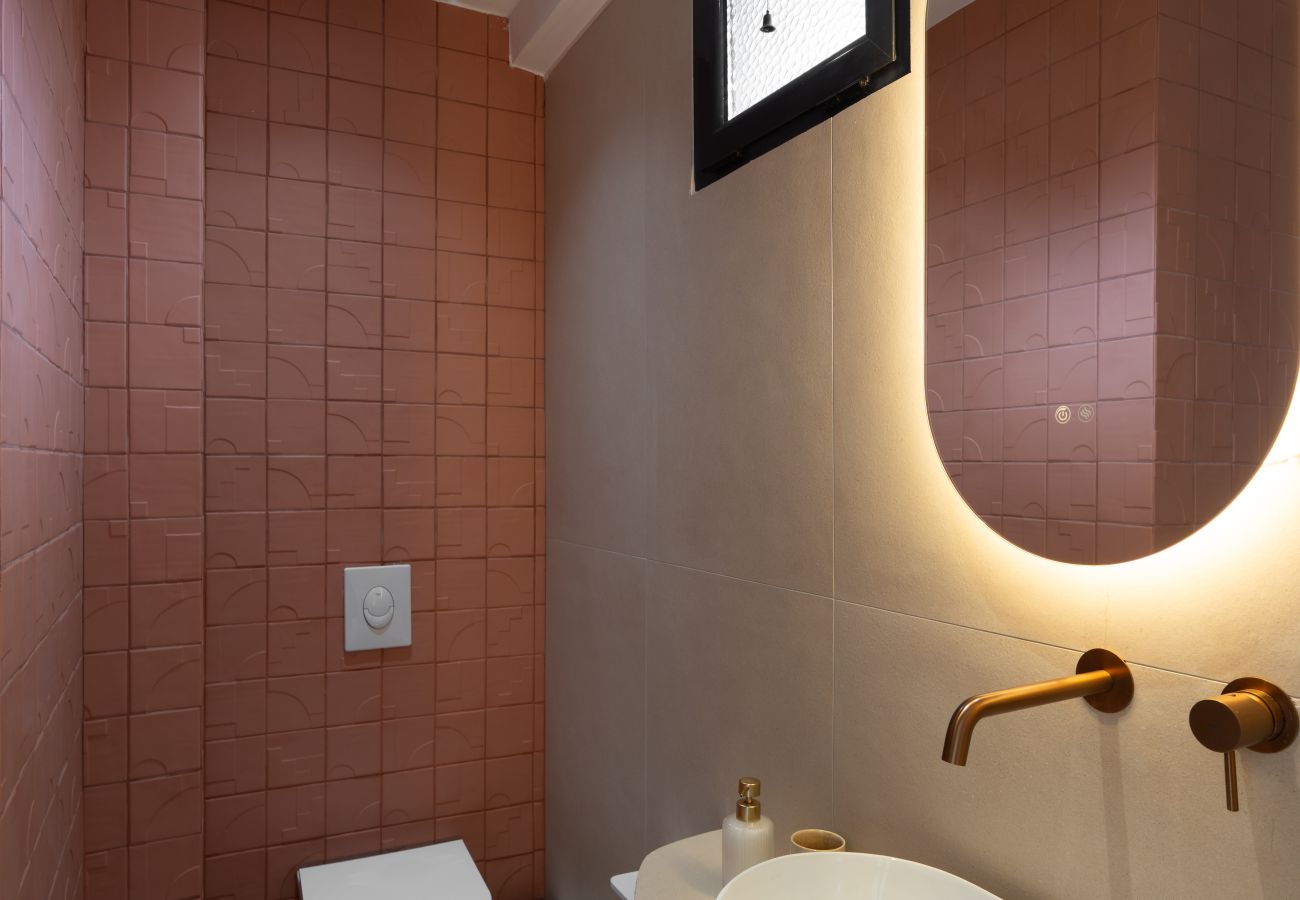 Apartment in Athens - Cozy Studio | Metro | Starlink + Rooftop Views |