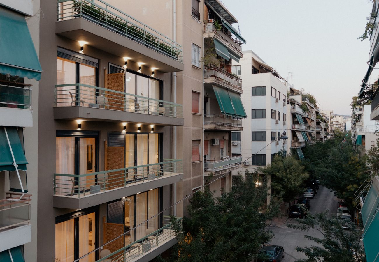 Apartment in Athens - Cozy Studio | Metro | Starlink + Rooftop Views |