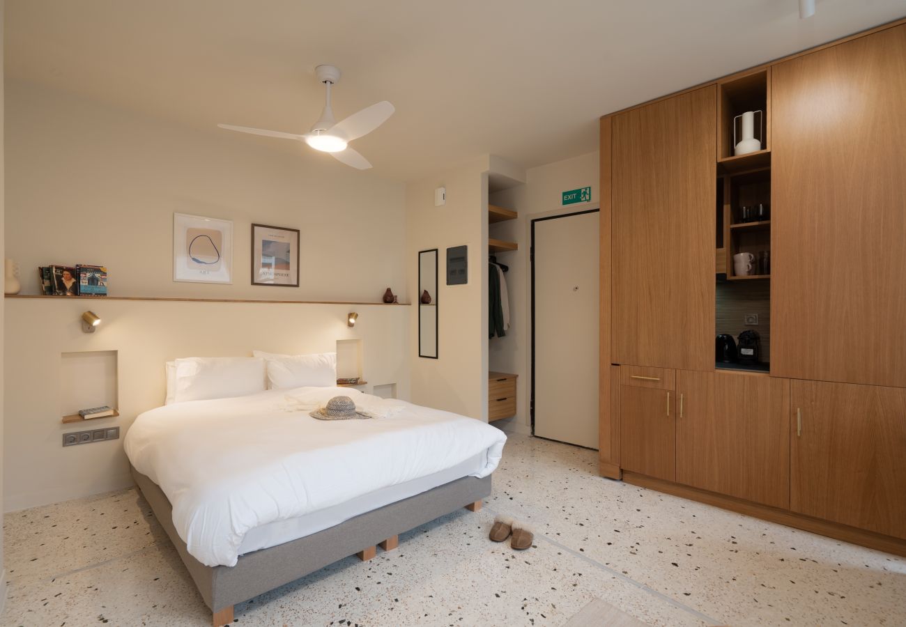 Apartment in Athens - Luxury Studio| Metro| Rooftop| Starlink| Jacuzzi