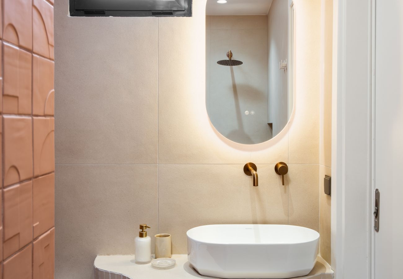 Apartment in Athens - Luxury Studio| Metro| Rooftop| Starlink| Jacuzzi