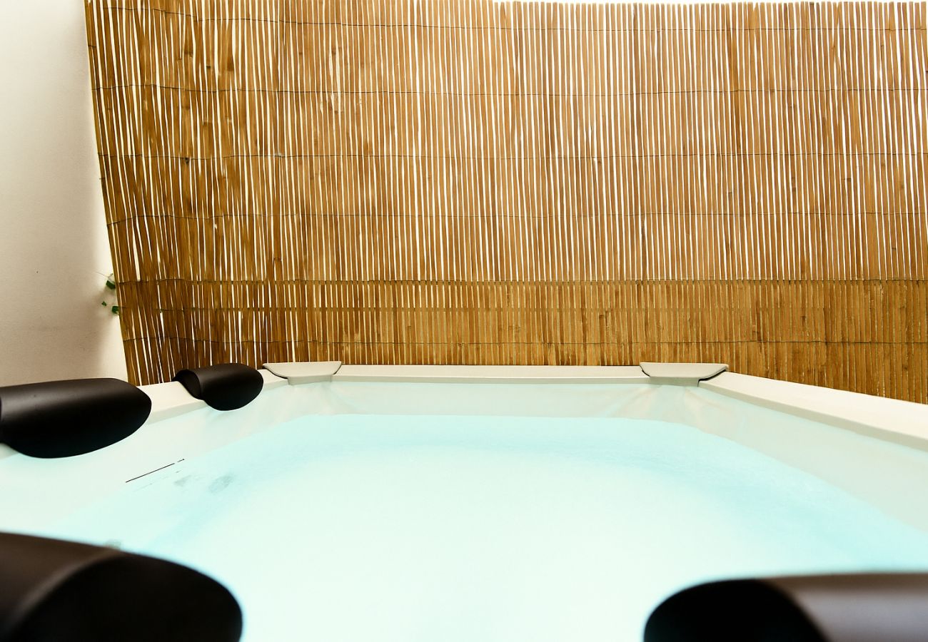 Apartment in Athens - Luxury Studio| Metro| Rooftop| Starlink| Jacuzzi