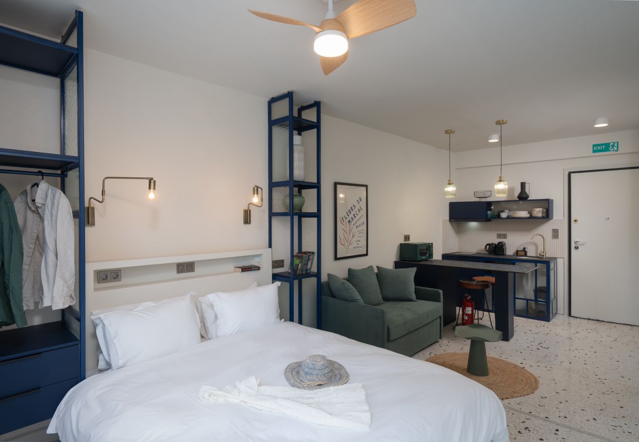 Apartment in Athens - Suite Studio By Metro | Starlink | Rooftop Views