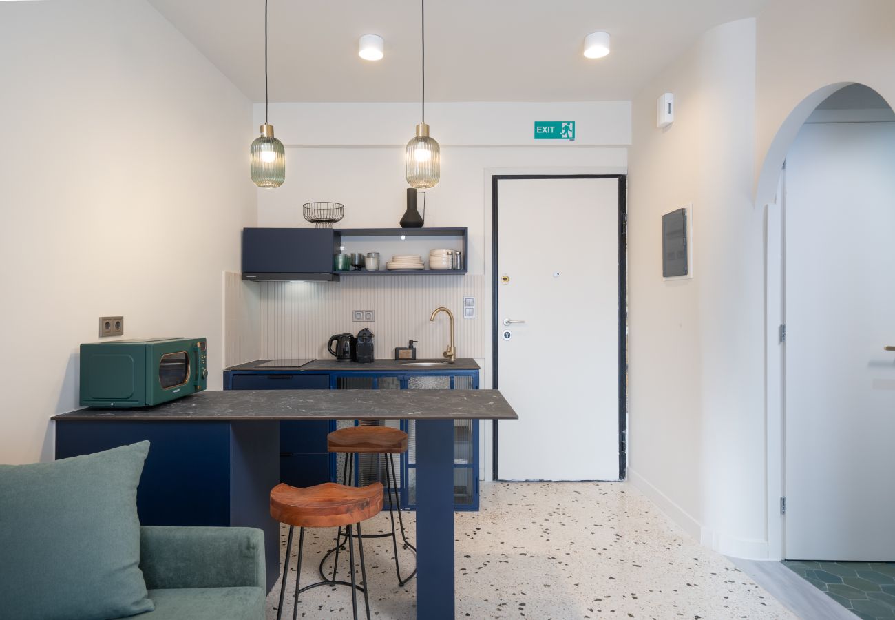 Apartment in Athens - Suite Studio By Metro | Starlink | Rooftop Views