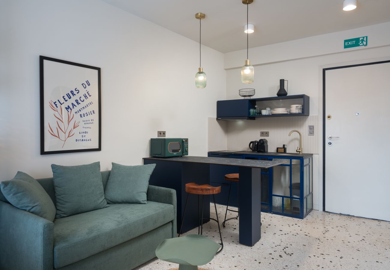 Apartment in Athens - Suite Studio By Metro | Starlink | Rooftop Views