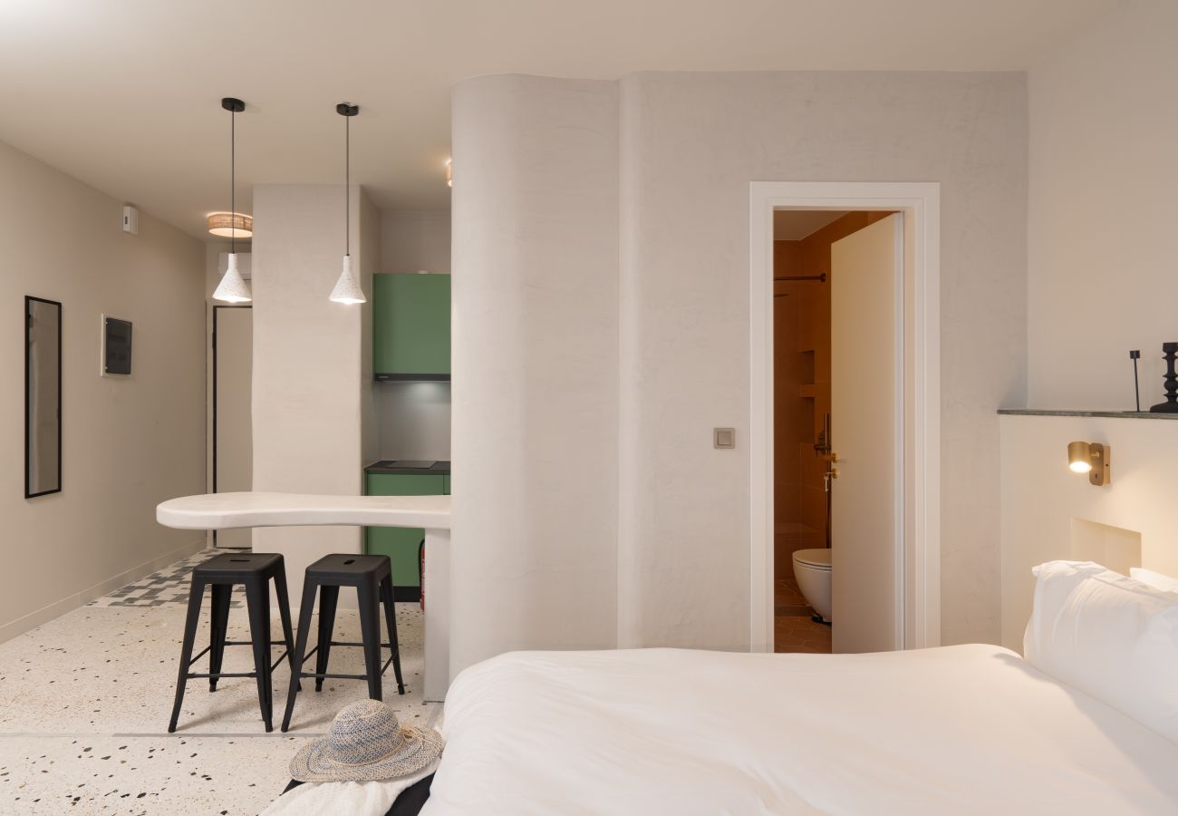 Apartment in Athens - Cozy Studio By Metro | Huge Rooftop | Starlink