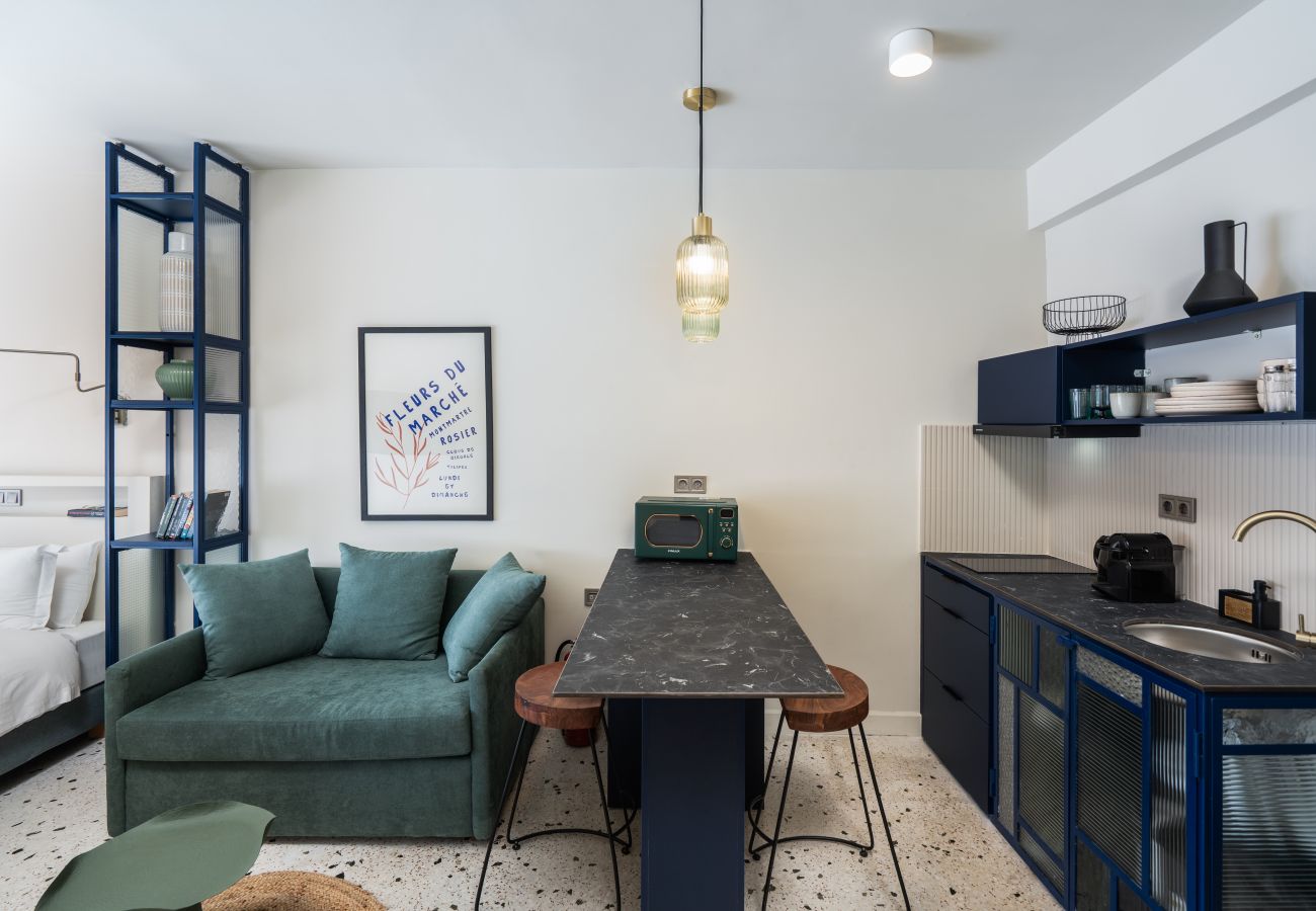 Apartment in Athens - Elegant Studio | Metro | Starlink | Rooftop Views