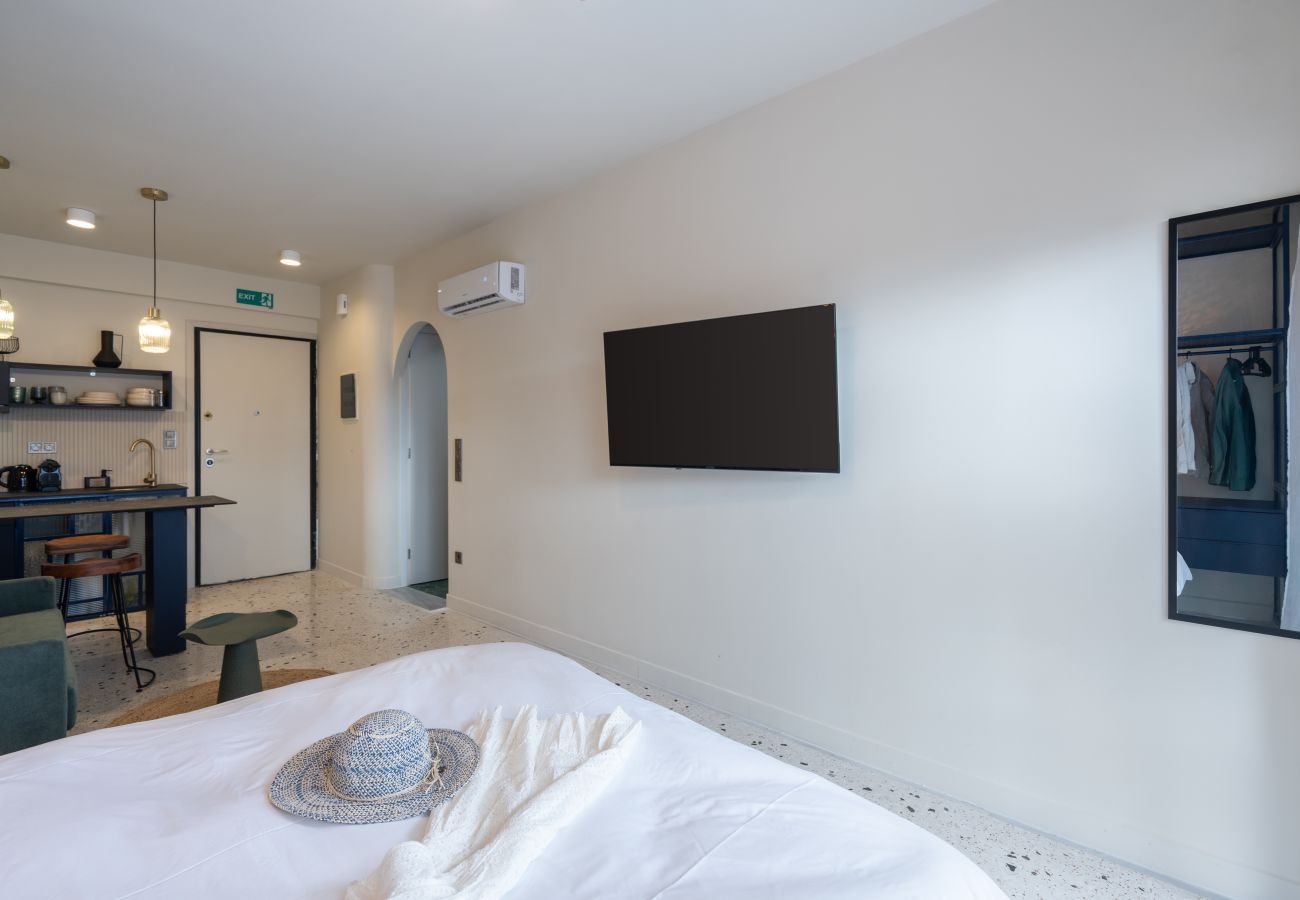 Apartment in Athens - Suite Studio Near Metro | Starlink | Rooftop Views