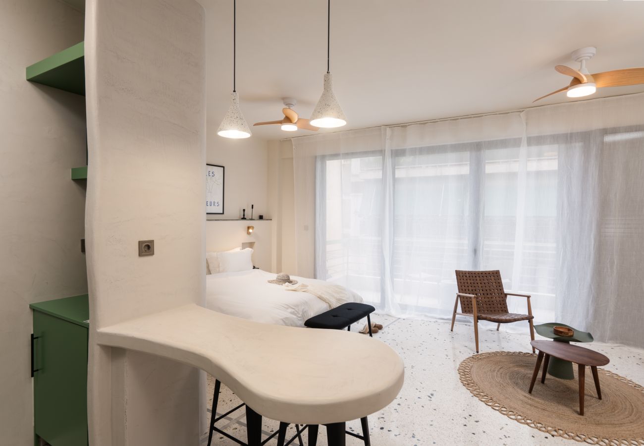 Apartment in Athens - Spacious Studio | Metro | Starlink | Huge Rooftop