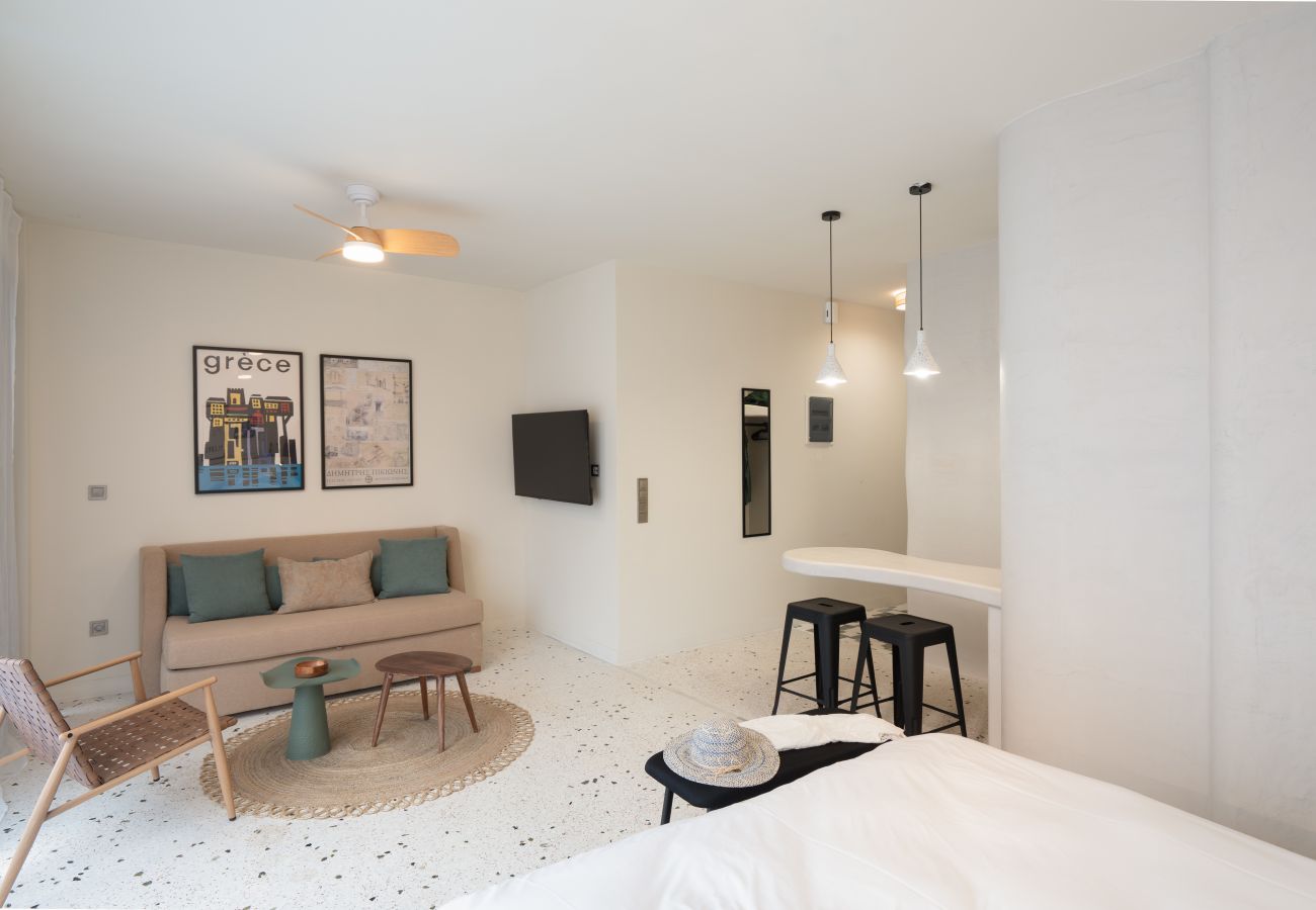 Apartment in Athens - Spacious Studio | Metro | Starlink | Huge Rooftop