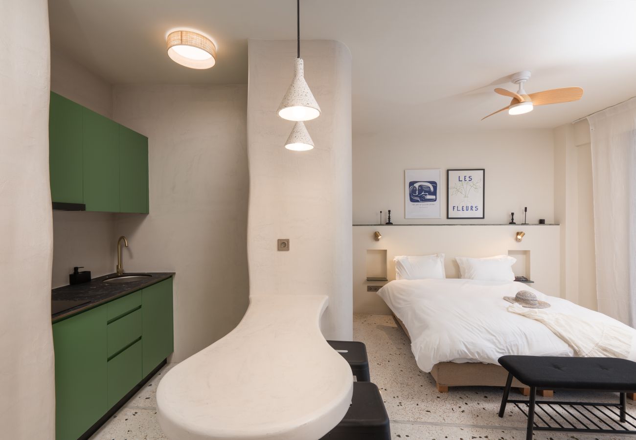 Apartment in Athens - Spacious Studio | Metro | Starlink | Huge Rooftop